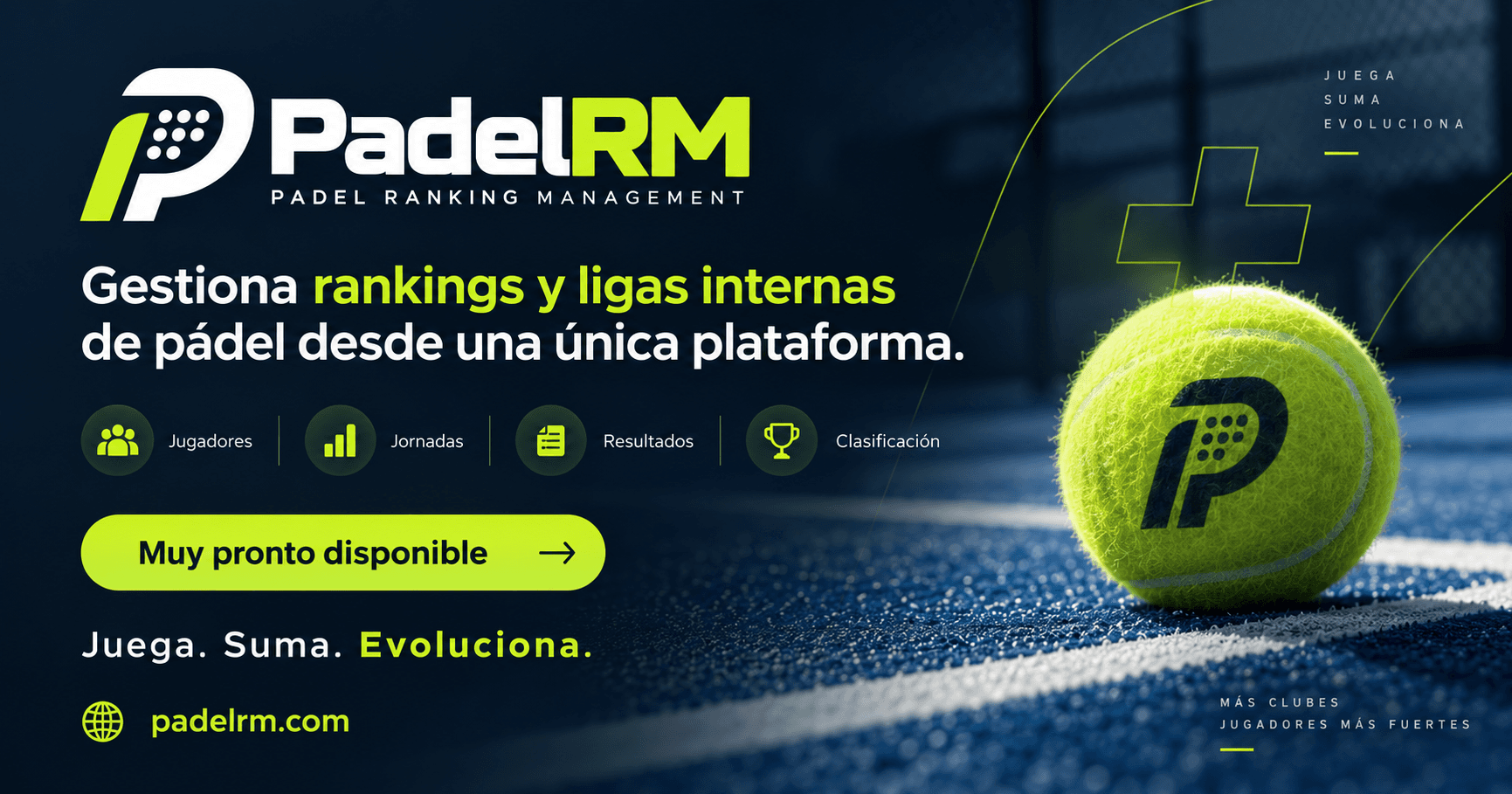 Pelota de pádel sobre una pista
